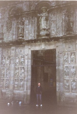5 oktober - ikzelf apetrots in de openstaande Porta Sancta van de Kathedraal
